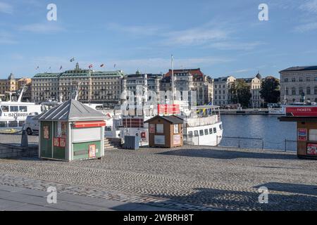 Stockholm Schweden 27.09.2021 Tickets für Rote Sightseeing-Boote kaufen. Rotes Schild. Stockfoto