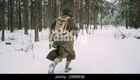 Als amerikanischer Infanterie-Soldat gekleidet, wird er angegriffen. U Stockfoto