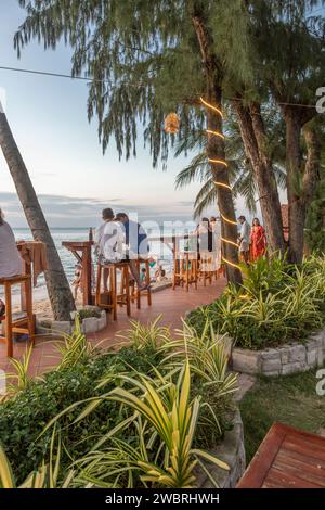 Gäste genießen einen Drink in der Cassia Cottages Seaside Bar, Phu Quoc Island, Vietnam. Stockfoto