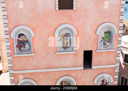 Illustrationen an einer Wand in der verlassenen Sunset Town auf Phu Quoc Island, Vietnam. Stockfoto