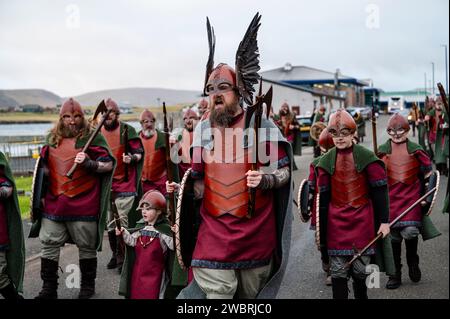 Guizer Jarl John Robert führt seine Truppe auf der Galley durch den Shetland Town Scalloway, für die jährliche Up Helly AA, die erste des Jahres in Shetand. Quelle: Euan Cherry Stockfoto