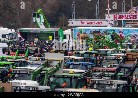 Bauernprotest und Sternfahrt in Nürnberg am 12.01.2024 Blick über den Volksfestplatz auf das Rednerpult auf der Bühne, während der Demonstration des Bayerischen Bauernverbandes BBV. Nürnberg Bayern Deutschland *** Bauernprotest und -Kundgebung in Nürnberg am 12 01 2024 Blick über den Volksfestplatz zum Rednerpult auf der Bühne während der Demonstration des Bayerischen Bauernverbandes BBV Nürnberg Bavaria Germany 20240112-6V2A8823-Bearbeitet Stockfoto