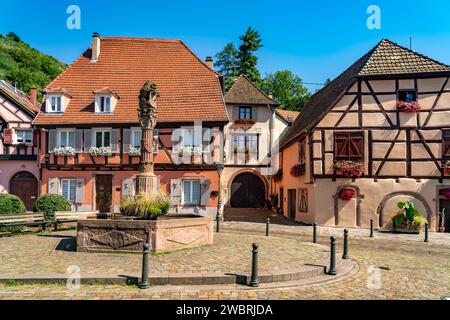 Brunnen Fontaine de Ribeauvillé auf dem Platz der Republik in Ribeauville, Elsass, Frankreich | Fontaine de Ribeauvillé am Platz der Republik Stockfoto