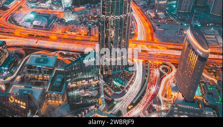 Dubai, Vae - 21. Februar 2021: Stadtverkehr Unter Dem Khalifa Tower. 4K Hyperlapse View Form Aussichtspunkt auf Burj Khalifa. Beleuchtung Der Beleuchtungslinie. Abends Stockfoto