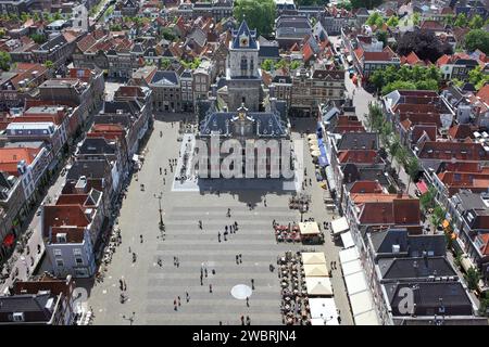 Blick auf den Marktplatz in Delft mit dem Rathaus im Zentrum. Vom Turm der Neuen Kirche aus gesehen. Stockfoto