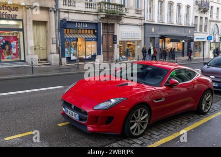 Nancy, Frankreich – der rote Jaguar F-Type S parkt auf der Straße. Stockfoto