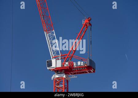 Paris, Frankreich – Roter und weißer Wippausleger Liebherr 280 HC-L Litronic auf der Baustelle. Stockfoto