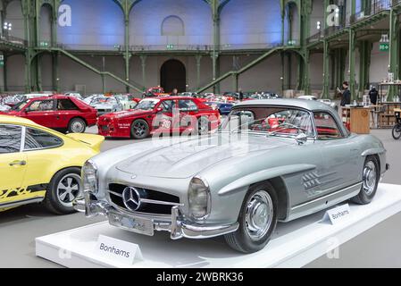 Bonhams 2020 Verkauf im Grand Palais in Paris. Silber 1963 Mercedes-Benz 300 SL Roadster mit werkseitigem Hardtop. Fahrgestellnr 198042-10-003245. Stockfoto