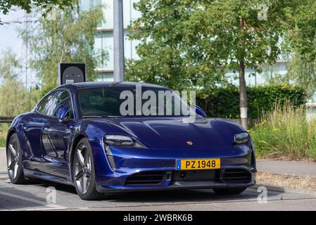 Luxemburg-Stadt, Luxemburg - Blue Porsche Taycan Turbo S parkt auf der Straße. Stockfoto