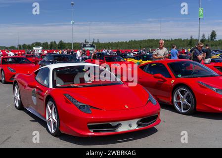 Nürburg, Deutschland - Nürburgring - FRD-Runde 2019 Ferrari Challenge Europe. Roter Ferrari 458 Italia parkte auf einem Parkplatz. Stockfoto