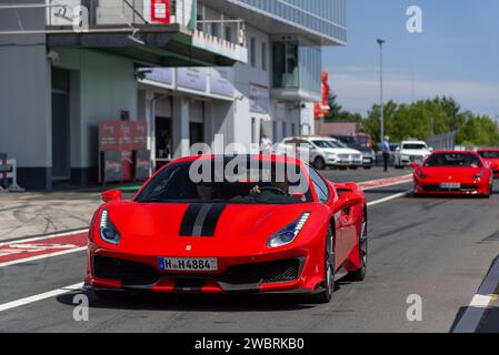 Nürburg, Deutschland - Nürburgring - FRD-Runde 2019 Ferrari Challenge Europe. Red Ferrari 488 Pista fährt auf der Boxengasse für die Parade. Stockfoto