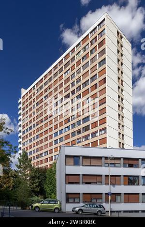 Nancy, Frankreich - Schwerpunkt auf einem Hochhaus, das in den 1960er Jahren im Stadtzentrum erbaut wurde. Stockfoto