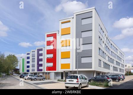 Nancy, Frankreich - Schwerpunkt auf einem modernen, farbigen Wohnkomplex mit Unterkünften für Studenten. Stockfoto