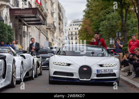 Paris, Frankreich - Blue Carbon und Glacier Bugatti Chiron Sport fahren auf der George V Avenue. Stockfoto