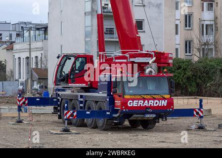 Nancy, Frankreich – Roter und blauer Mobilkran Liebherr LTM 1100-4.2 auf einer Baustelle. Stockfoto