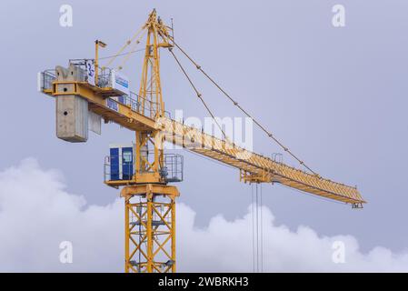 Nancy, Frankreich – Gelber Turmkran Potain MD 265 B1 J10 auf einer Baustelle. Stockfoto