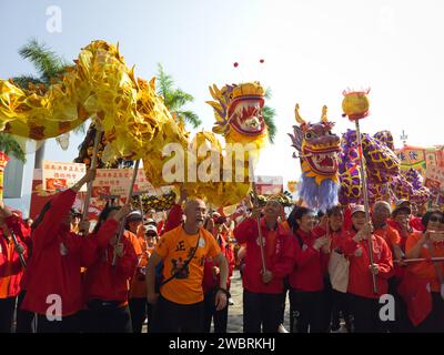 Hongkong, China - 1. Januar 2024: Hong Kong Dragon Lion Dance Extravaganza Festival 2024 in Hongkong. Zwei Drachen tanzen. Stockfoto