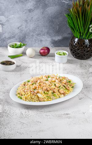 Yeung Chow gemischter gebratener Reis mit Garnelen Ei Zwiebelschalen traditionelle chinesische Küche Essen Stockfoto