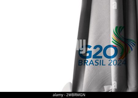 Brasilien Logo G20 Summit Rio de Janeiro 2024 mit Kopierraum und 3D-Illustration auf weißem Hintergrund, Fahnenvorhang Stockfoto