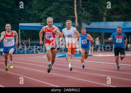 Tscheljabinsk, Russland - 28. August 2015: Gruppenläufer 60 Jahre alte Athleten laufen in Meisterathletik Sommerwettbewerb Stockfoto