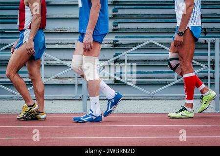 Tscheljabinsk, Russland - 28. August 2015: Beinläufer von Meistersportlern in Asics und Nike Spikes Schuhen Stockfoto