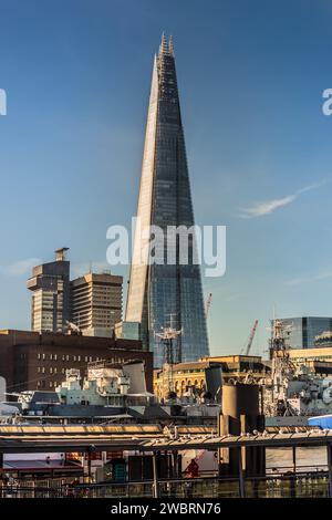 Blick auf die Stadt mit dem legendären Shard of London, der über der Skyline der Stadt mit seinem eleganten, modernen Design thront. Stockfoto