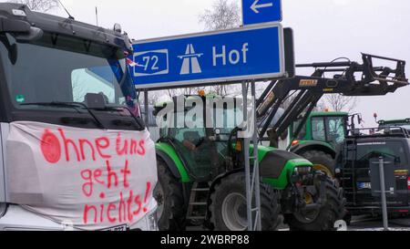 Tag 5 der Bauernproteste in Deutschland. Auch in Sachsen wurde am Freitag noch einmal kräftig protestiert. An vielen Kreuzungen wurde der Verkehr blockiert. Vor allem im morgendlichen Berufsverkehr gab es es lange Staus. Selbst am Mittag entspannte sich die Lage Mancherorts nur wenig. Betroffen waren vor allem die Autobahnauffahrten der A 72. U.a. bei Stollberg-West gab es längere Staus. An Feuertonnen wärmten sich die Bauern bei eisigen Temperaturen auf. Die Polizei sicherte die Proteste ab. Insgesamt bleibt es aber überall friedlich. Stollberg/Erzg. Sachsen Deutschland *** Tag 5 der Bauern p Stockfoto