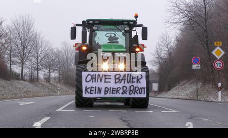 Tag 5 der Bauernproteste in Deutschland. Auch in Sachsen wurde am Freitag noch einmal kräftig protestiert. An vielen Kreuzungen wurde der Verkehr blockiert. Vor allem im morgendlichen Berufsverkehr gab es es lange Staus. Selbst am Mittag entspannte sich die Lage Mancherorts nur wenig. Betroffen waren vor allem die Autobahnauffahrten der A 72. U.a. bei Stollberg-West gab es längere Staus. An Feuertonnen wärmten sich die Bauern bei eisigen Temperaturen auf. Die Polizei sicherte die Proteste ab. Insgesamt bleibt es aber überall friedlich. Stollberg/Erzg. Sachsen Deutschland *** Tag 5 der Bauern p Stockfoto