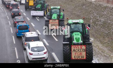 Tag 5 der Bauernproteste in Deutschland. Auch in Sachsen wurde am Freitag noch einmal kräftig protestiert. An vielen Kreuzungen wurde der Verkehr blockiert. Vor allem im morgendlichen Berufsverkehr gab es es lange Staus. Selbst am Mittag entspannte sich die Lage Mancherorts nur wenig. Betroffen waren vor allem die Autobahnauffahrten der A 72. U.a. bei Stollberg-West gab es längere Staus. An Feuertonnen wärmten sich die Bauern bei eisigen Temperaturen auf. Die Polizei sicherte die Proteste ab. Insgesamt bleibt es aber überall friedlich. Stollberg/Erzg. Sachsen Deutschland *** Tag 5 der Bauern p Stockfoto