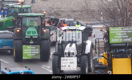 Tag 5 der Bauernproteste in Deutschland. Auch in Sachsen wurde am Freitag noch einmal kräftig protestiert. An vielen Kreuzungen wurde der Verkehr blockiert. Vor allem im morgendlichen Berufsverkehr gab es es lange Staus. Selbst am Mittag entspannte sich die Lage Mancherorts nur wenig. Betroffen waren vor allem die Autobahnauffahrten der A 72. U.a. bei Stollberg-West gab es längere Staus. An Feuertonnen wärmten sich die Bauern bei eisigen Temperaturen auf. Die Polizei sicherte die Proteste ab. Insgesamt bleibt es aber überall friedlich. Stollberg/Erzg. Sachsen Deutschland *** Tag 5 der Bauern p Stockfoto