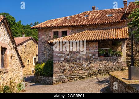 Straße der kleinen Stadt Carmona, traditionelle alte Landhäuser aus Stein mit roten Ziegeldächern. Carmona, Kantabrien, Spanien. Stockfoto