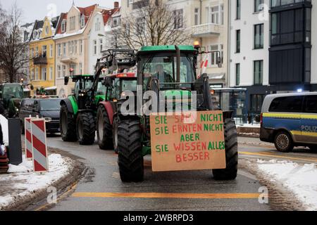 Eine Kolonne steht in der Schwartauer Allee. Bauernproteste in Lübeck, 10.01.24 Lübeck Schleswig-Holstein Deutschland *** Eine Säule steht in der Schwartauer Allee Bauernproteste in Lübeck, 10 01 24 Lübeck Schleswig Holstein Deutschland Copyright: XAgentur54Gradx/xFelixxKoenigx Stockfoto