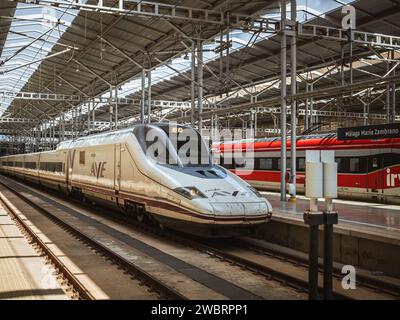 Málaga, SPANIEN – 9. SEPTEMBER 2023: Hochgeschwindigkeitszüge der spanischen Eisenbahngesellschaft Renfe auf einem leeren Bahnsteig in Malaga, Spanien, Andalusien Stockfoto
