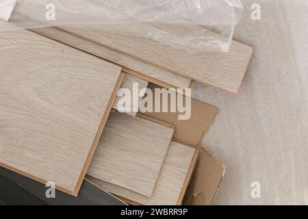 Laminat-Vinylboden, Hausverbesserung, neue Bodeninstallation Laminat-Vinylboden, Hausverbesserung, neue Bodeninstallation Stockfoto