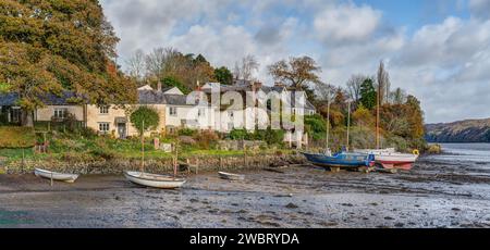 St Clement, Cornwall, ein attraktives ländliches Dorf am Rande der Mündung in der Nähe von Truro. Herbstfarbe, vertäute Boote und malerische Cottages. Stockfoto
