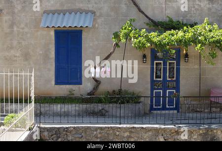 Eine Szene des vorderen Raumes eines libanesischen Hauses mit Hausschuhen, die in der Sonne trocknen. Stockfoto