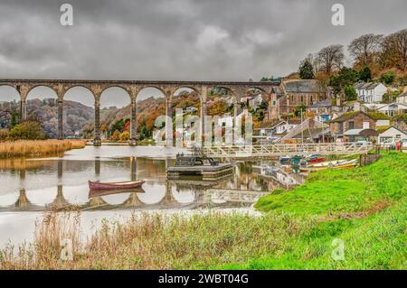 Eines der vielen Eisenbahnviadukte, die in Cornwall genutzt werden, ist eines der dramatischsten in Calstock, wunderschöne Flussreflexe und herbstliche Farben. Stockfoto