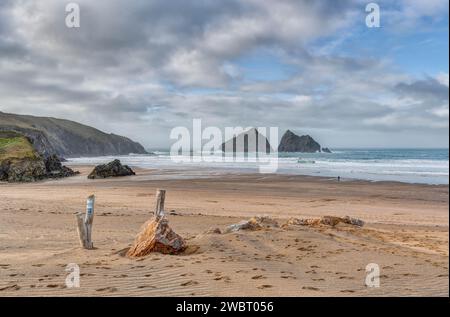 Holywell Beach, Cornwall, der Blick von der Rettungswache Station über den wunderschönen Sandstrand zu den entfernten Gull Rocks, mit einem schönen Himmel. Stockfoto