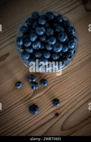 Heidelbeeren in einer Kristallschale Stockfoto
