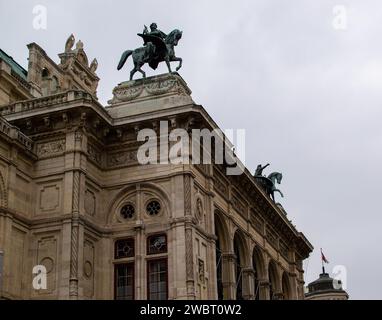 Wiener Oper, denkmalgeschütztes Gebäude, Touristenattraktion, Blick von oben Stockfoto