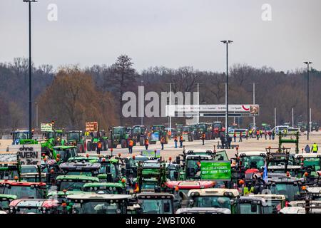 Bauernprotest und Sternfahrt in Nürnberg am 12.01.2024 Zufahrt über die große Straße auf das Demonstrationgelände des Bayerischen Bauernverbandes vor der Kongresshalle auf dem Reichparteitagsgelände. Nürnberg Bayern Deutschland *** Bauernprotest und -Kundgebung in Nürnberg am 12 01 2024 Zugang über große Straße zum Demonstrationsgelände des Bayerischen Bauernverbandes vor dem Kongresssaal auf dem Reichsparteigelände Nürnberg Bayern Deutschland 20240112-6V2A8686-Bearbeitet Stockfoto