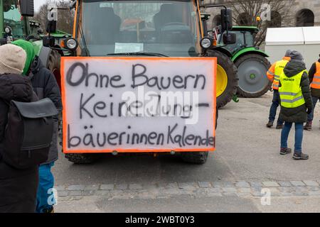 Bauernprotest und Sternfahrt in Nürnberg am 12.01.2024 Mal Ein anderes Demonstrationsplakat der Bauern: Ohne Bauern keine Jungbäuerinnen Kalender Nürnberg Bayern Deutschland *** Bauern protestieren und Demonstration in Nürnberg am 12 01 2024 Ein etwas anderes Bauerndemonstrationsposter ohne Bauern, keine Jungbäuerinnen Kalender Nürnberg Bayern Deutschland 20240112-6V2A8705-Bearbeitet Stockfoto