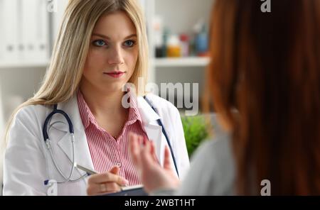 Lächelnd schöne weibliche Medizin Arzt erklären Stockfoto