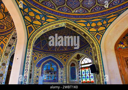 Innenraum des Schreins von Hilal ibn Ali (auch bekannt als Imam Zadeh Mohammad Al Awsat/Mohammed Helal Schrein), Kashan, Iran Stockfoto