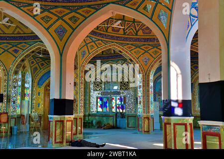 Innenraum des Schreins von Hilal ibn Ali (auch bekannt als Imam Zadeh Mohammad Al Awsat/Mohammed Helal Schrein), Kashan, Iran Stockfoto