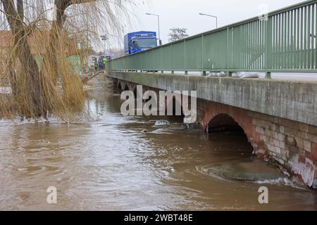 Sachsen-Anhalt, Oberröblingen: 12. Januar 2024 Trotz des rückläufigen Hochwassers fließt noch viel Wasser die Helme hinunter. Da sich die Lage am Damm und entlang der Helme entspannt, plant der Landkreis Mansfeld-Südharz, den Ausnahmezustand aufzuheben. Kurz vor Ende des Jahres brach die Helme an Stellen im Landkreis im Süden Sachsen-Anhalts über die Ufer. Nachdem der Landkreis am 30. Dezember den Katastrophenzustand ausgerufen und damit die Organisation übernommen hatte, wurden ab dem 5. Januar rund 200 Soldaten nach Sachsen-Anhalt eingesetzt. Foto: Jan Woitas/dpa Stockfoto