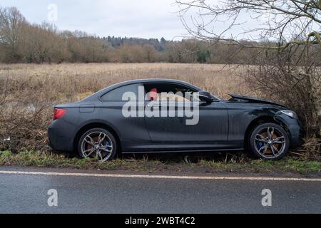 Maidenhead, Berkshire, Großbritannien. Januar 2024. Nach sehr eisigen Bedingungen stürzte gestern ein schwarzer BMW ab und landete in einem Graben an der A4094 Sutton Road in Maidenhead, Berkshire. Ein anderes Fahrzeug auf der gleichen Straße war gestern ebenfalls bei einem Unfall verunglückt, wurde aber inzwischen geborgen. Die Straße wurde unterirdisch gesperrt, aber heute wieder eröffnet. Quelle: Maureen McLean/Alamy Live News Stockfoto