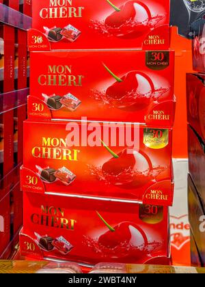 italien - 12. Januar 2024: Ferrero Mon Chery Pralinen mit Kirsche und Likör in roter Verpackung zum Verkauf im italienischen Supermarkt Stockfoto