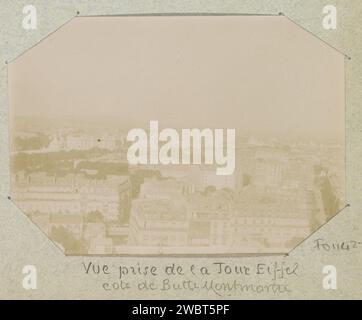 Hügel von Montmartre vom Eiffelturm aus gesehen während der Weltausstellung 1900 in Paris, 1900 Foto Teil des Albums eines französischen Amateurs mit Fotos von Frankreich, Algerien, Palmyra, der Weltausstellung von 1900 und bekannten Franzosen. Paris Papier. Fotografische Unterstützung Aussicht auf die Stadt, Stadtpanorama, Silhouette der Stadt Paris. Montmartre Stockfoto