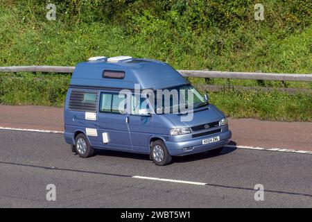 2004 VW Volkswagen Transporter TDI LWB DT 88 LWB Blue LCV Window Van Diesel 2461 ccm; Fahrt auf der Autobahn M6 im Großraum Manchester, Großbritannien Stockfoto